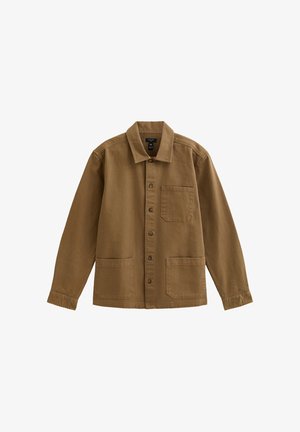 Chemise marron à boutons, en coton, avec un col, une fermeture à boutons sur le devant et deux poches avant, avec un design et une texture simples.