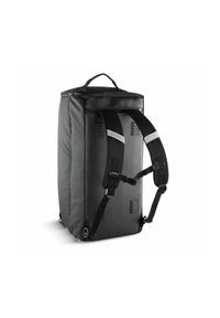 Sac à dos noir en matériau durable, avec des bretelles réglables, une poignée supérieure et des fermetures éclair. Forme rectangulaire avec des détails texturés.