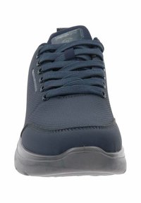 Scarpe sportive blu navy con tomaia in tessuto testurizzato, sei fori per i lacci e suola in gomma flessibile. Presentano un collo e una linguetta imbottiti.