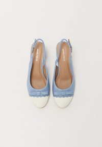 Lysblå slingback-sko med hvit avrundet tå, scallopkant og liten sløyfeaksent. Laget av glatt syntetisk materiale.