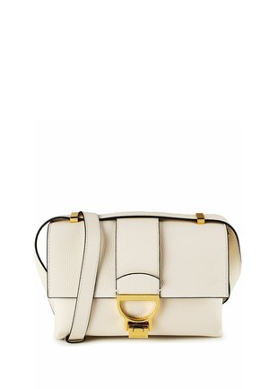 Bolso bandolera de cuero crema con correa ajustable y cierre de broche en tono dorado en la solapa frontal.