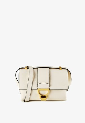 Crèmekleurige leren schoudertas met verstelbare band en sluiting met goudkleurige gesp op de voorflap.