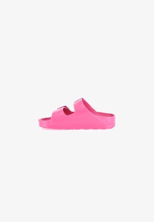 Sandalo slide aperto di colore rosa acceso con due cinturini regolabili e suola testurizzata, mostrato di lato su sfondo bianco.