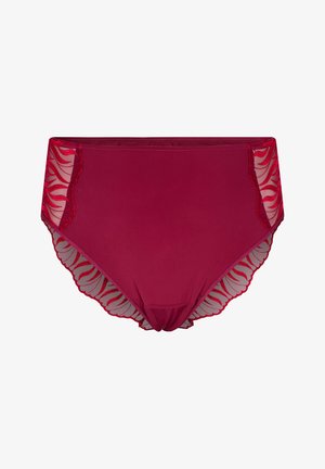 Culotte rouge taille haute avec des côtés en dentelle transparente arborant un motif ondulé, des bords festonnés et un panneau central lisse et opaque.
