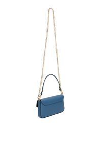 Borsa a tracolla in pelle blu con una catena dorata, dotata di chiusura a pattina e texture sottile, forma rettangolare con bordi neri.