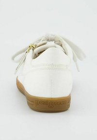 Weiße Leder-Sneaker mit runder Zehenform, flachem Schnürdesign und einer hellbraunen Gummisohle. Verfügt über einen seitlichen Reißverschluss und geprägten Markennamen.