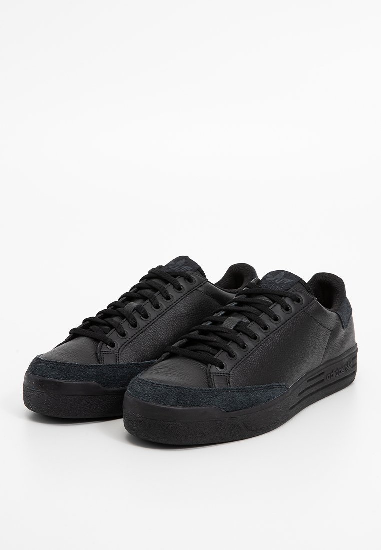 Czarne sneakersy wykonane ze skóry i zamszu, z okrągłym noskiem, teksturowanymi powierzchniami, sznurowanym wzorem i gumowymi podeszwami.