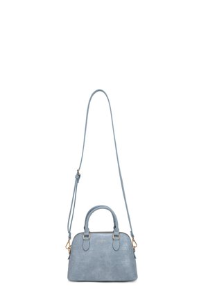 Kleine lichtblauwe handtas met krokodillenstructuur, twee korte handvatten en een lange verstelbare schouderriem met gouden hardware.