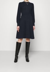 YAS Stickad klänning - dark blue