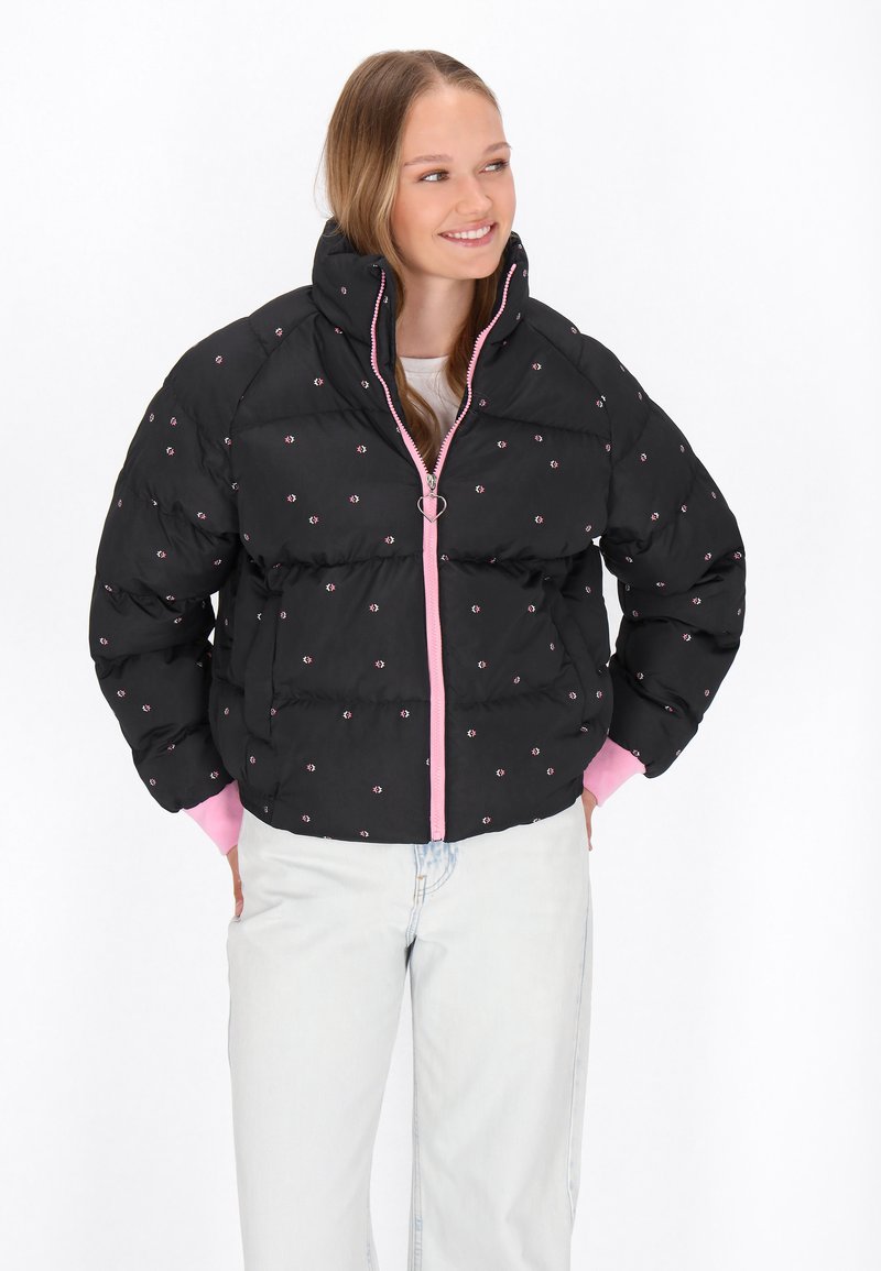 Puffjakke i sort med lyserøde detaljer, udstyret med høj krave, frontlynlås med hjerte vedhæng og broderede blomster mønstre overalt.