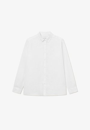 Camicia bianca a maniche lunghe in lino, con colletto alla francese, maniche lunghe e un sottile logo ricamato sul petto. Design semplice.