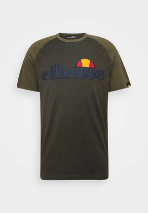Oliwkowo-zielona koszulka z krótkim rękawem, ciemnozielonymi raglanowymi rękawami i dużym ciemnoniebieskim logo "ellesse" z czerwonym i żółtym półkolem na piersi.