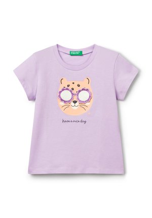 T-shirt di cotone lilla con un volto di animale in stile cartone animato, occhiali a forma di fiore glitterati e la frase "buona giornata" sottostante.