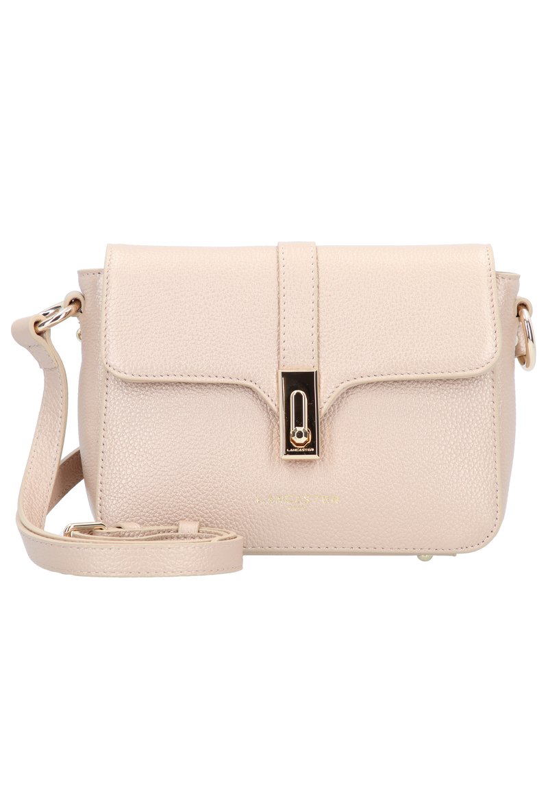 Borsa a tracolla in pelle beige chiaro con finitura texturizzata, chiusura a patta magnetica, hardware dorato e tracolla regolabile.