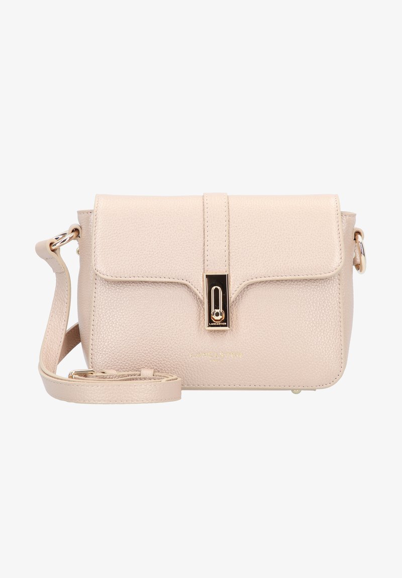 Borsa a tracolla in pelle beige chiaro con finitura texturizzata, chiusura a patta magnetica, hardware dorato e tracolla regolabile.