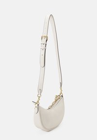 Borsa a spalla in pelle bianca con design curvo, caratterizzata da un dettaglio in metallo color oro e una tracolla regolabile per maggiore versatilità.