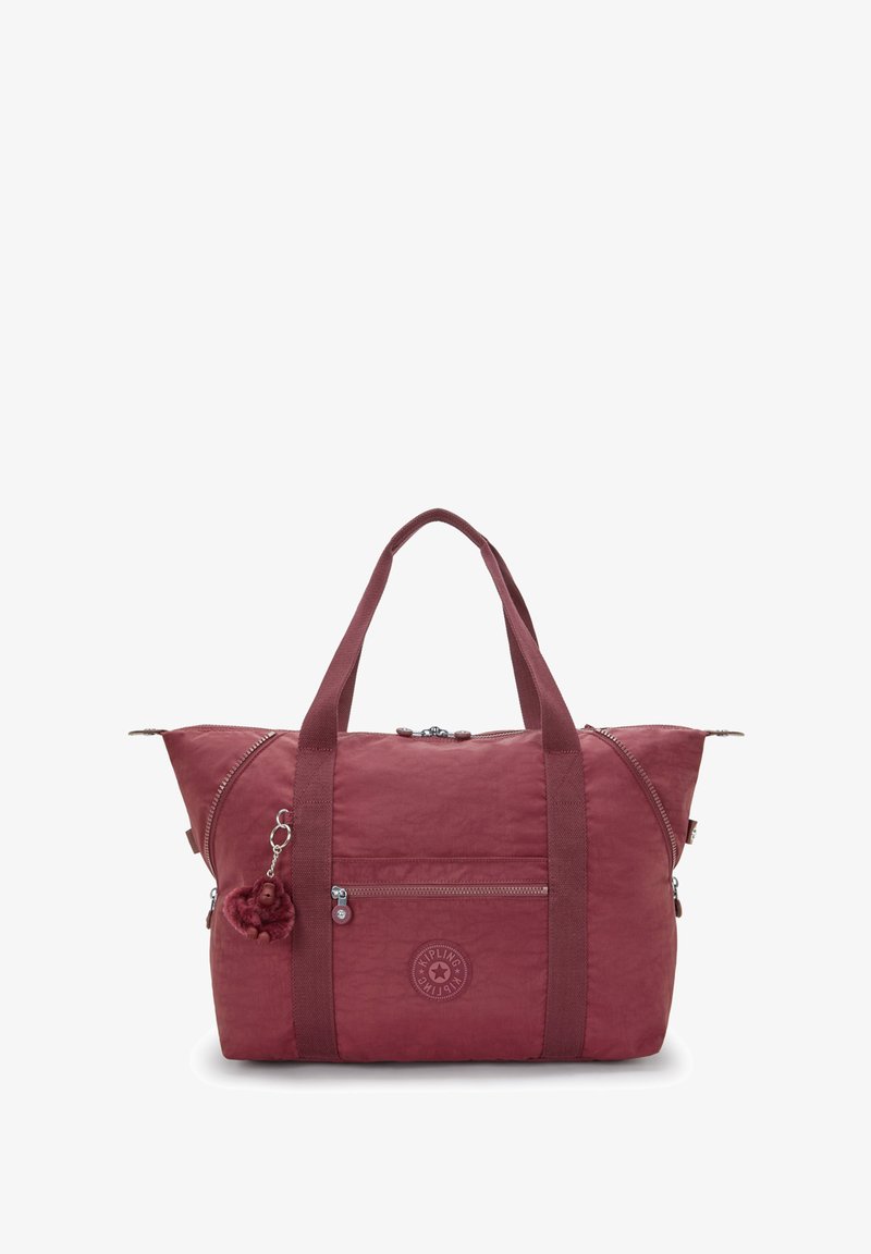 Czerwona nylonowa torba sportowa z podwójnymi uchwytami u góry, zamykanym głównym kompartamentem, przednią kieszenią na zamek oraz zawieszką w kształcie małpki.