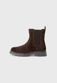 Bottines en daim marron avec des panneaux latéraux élastiques et une languette, dotées d'une semelle en caoutchouc noir durable avec un motif de semelle texturé.