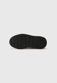 Talpă din cauciuc negru cu modele de tread orizontale și diagonale, formă ușor curbată, având o suprafață texturată pentru aderență.