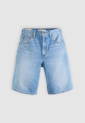 Világoskék farmer rövidnadrág laza szabásban, gombos záródással, övcsatokkal és öt zsebbel. Simább textúra, amelyen megfakult részek találhatók.