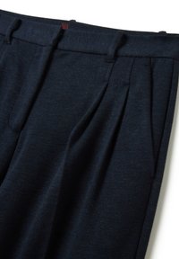 Marineblaue Hose mit strukturierter Oberfläche, featuring Falten an der Vorderseite, Gürtelschlaufen und einem glatten Bund für einen maßgeschneiderten Look.