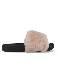 Faux fur schuiflattes in lichtroze met een brede, zachte bovenkant en een zwarte, gestructureerde platformzool, ontworpen voor casual gebruik.