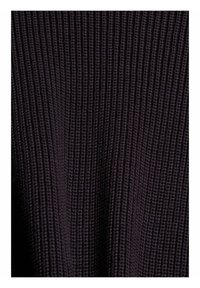 Tessuto a maglia di un viola scuro con un motivo a costine testurizzato, che offre un aspetto morbido e leggermente elastico.