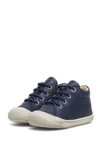 Navy modré kožené tenisky s bílými gumovými podrážkami, kulatou špičkou a kulatými průvleky. Mají tónové tkaničky a embosované logo na boku.