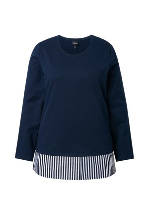 Camiseta de manga larga azul marino con cuello redondo, con un detalle en el dobladillo de rayas verticales en blanco y azul marino.