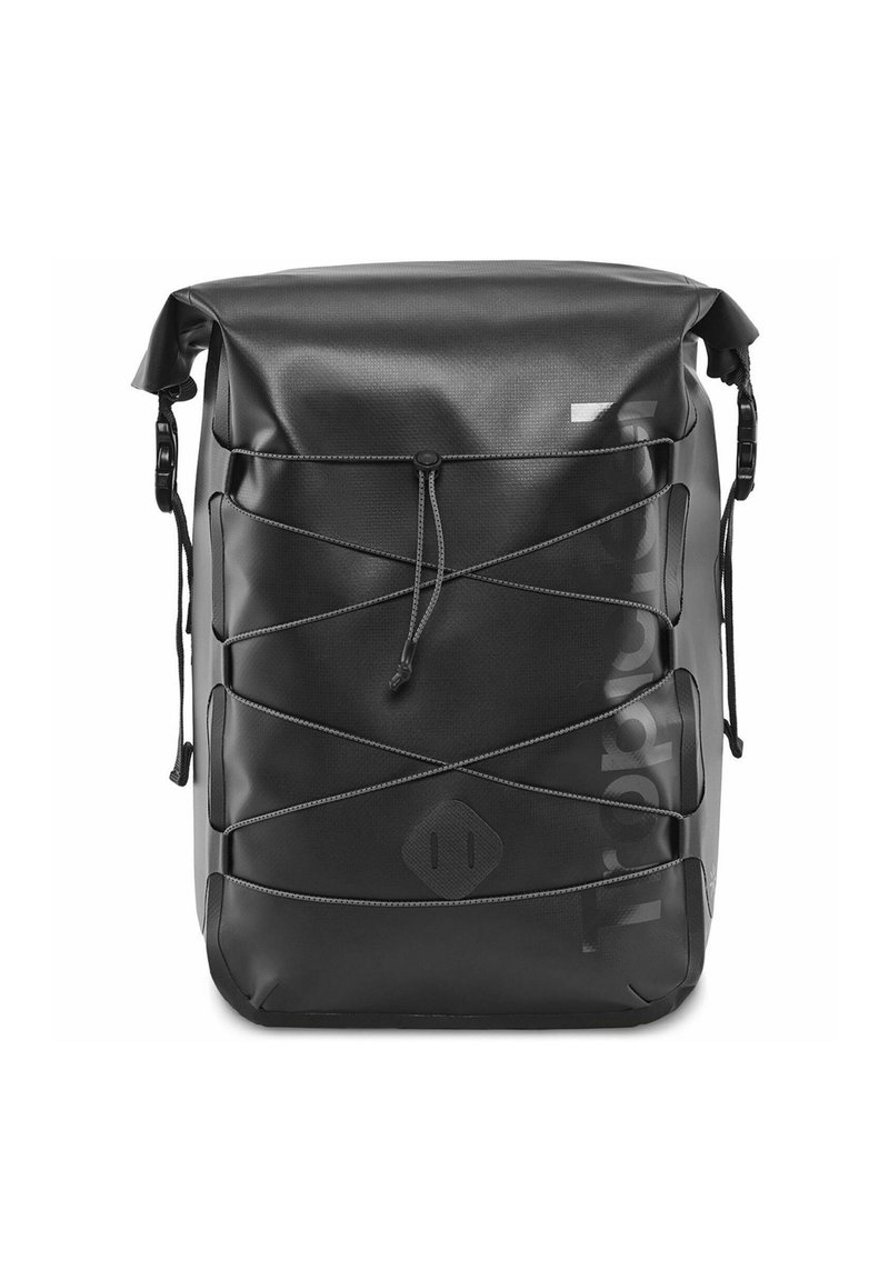 Mochila negra impermeable con cierre en la parte superior enrollable, cordón bungee exterior y acabado texturizado. Presenta un branding minimalista y correas ajustables.