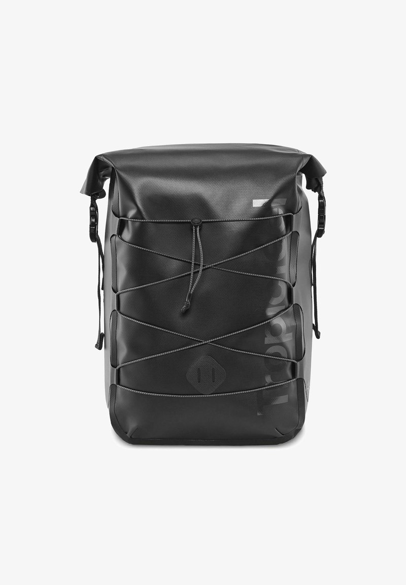 Sac à dos noir imperméable avec fermeture par rouleau, cordon élastique extérieur et finition texturée. Doté d'une marque minimale et de sangles réglables.