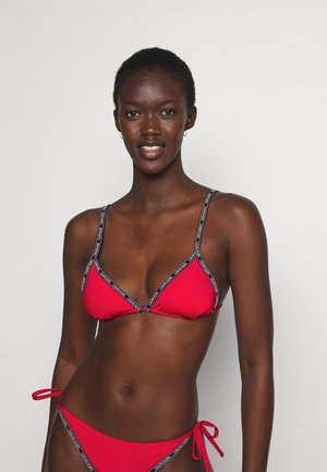 Set bikini rosso composto da un bralette triangolare e slip a vita bassa. Accentuato da cinture nere con il marchio del brand. Tessuto dalla texture liscia.
