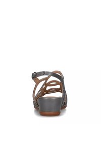 Sandal in pelle grigia con retro aperto, ritagli decorativi, cinturino regolabile e tacco basso. Texture liscia con suola marrone.