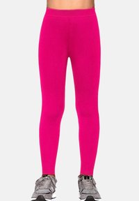 Legginsy w kolorze fuksji o gładkiej fakturze i wysokim pasie, zestawione z szarymi butami sportowymi z teksturowanym wzorem i sznurowadłami.