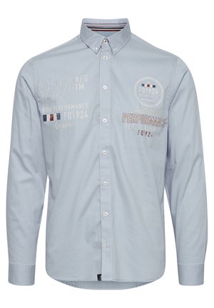 Svijetloplava košulja dugih rukava od pamuka, s dugim rukavima, dugmadima i vezenim tekstom, te naglascima u mornarsko plavoj i crvenoj boji.