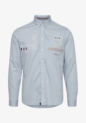 Gaiši zils garā piedurkņu krekls no kokvilnas, ar pogājamu apkakli, izšūtu tekstu un akcentiem tumši zilos un sarkanos toņos.