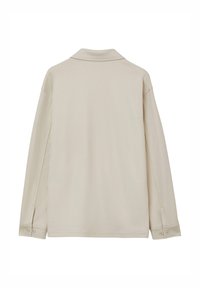 Camicia beige a maniche lunghe con colletto, polsini abbottonati e una texture liscia. La vista posteriore mostra un design semplice e pulito senza pattern.