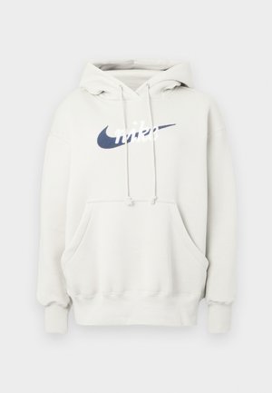 Jasnoszara bluza z kapturem z kieszenią kangurką, ściągaczem w kapturze oraz niebieskim logo Nike na środku klatki piersiowej, z prążkowanymi mankietami i dołem.