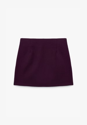 Mini-jupe droite violet foncé avec des lignes épurées et des détails subtils de coutures sur un fond blanc.