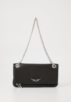 Borsa a pochette in pelle nera con tracolla a catena argentata, decorazione a forma di ali in argento e tasca frontale con zip.