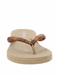 Sandalia de flip-flop marrón claro con suela texturizada y una correa retorcida de color marrón. Presenta un acento de color dorado en el separador de los dedos.