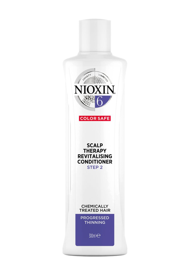 Nioxin Scalp Therapy Revitalizing Conditioner in een witte fles met paarse accenten en vetgedrukte zwarte tekst, gelabeld voor gebruik op gekleurd haar.
