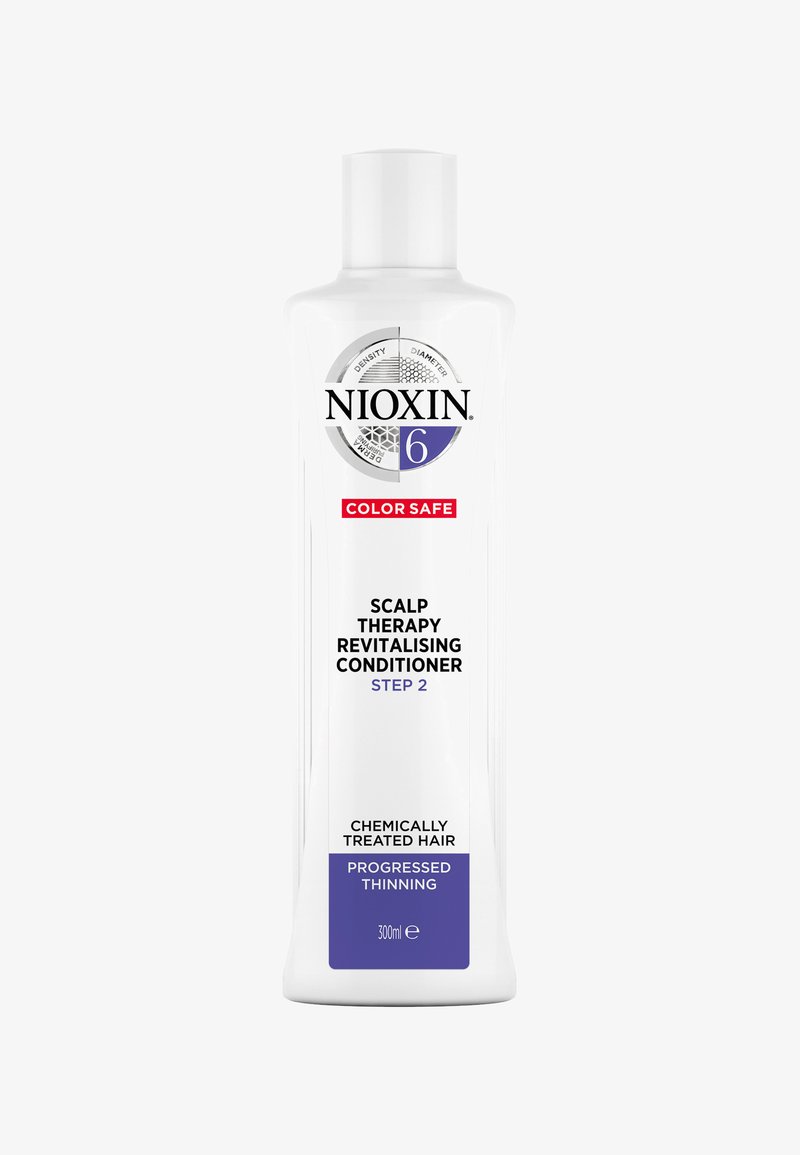 Nioxin Scalp Therapy Revitalizing Conditioner in een witte fles met paarse accenten en vetgedrukte zwarte tekst, gelabeld voor gebruik op gekleurd haar.