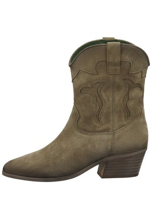 Stivale alla caviglia in suede verde oliva con punta appuntita, cuciture decorative e tacco impilato. Presenta un'etichetta sul retro per una facile calzata.