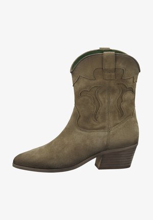 Olivově zelené semišové kotníkové boty s špičatou špičkou, ozdobným prošíváním a vrstveným podpatkem. Obsahuje poutko vzadu pro snadné obouvání.