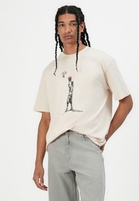 New Balance HOOPS PLAYER GRAPHIC UNISEX - T-shirts print - brown
