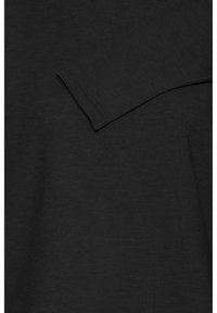 Chemise noire à manches longues avec une texture lisse et un design côtelé. Présente un col rond et des poignets de manches droits.