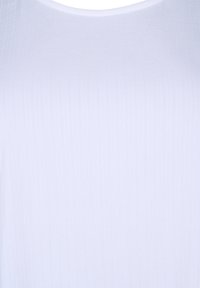 Tessuto bianco leggero con una sottile texture a righe. Scollo a forma di U, superficie liscia e senza motivi o hardware visibili.