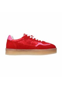 Rode sneaker met suède en glanzend textiel, roze accenten op de hiel en zijkant, witte veters en een doorzichtige rubberen zool.