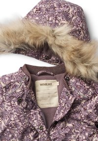 Lila jacke mit floralem Muster und einer Kapuze, gefüttert mit Kunstpelz. Sie hat Druckknöpfe und ein weiches, strukturiertes Innenfutter. Das Etikett lautet "WHEAT."